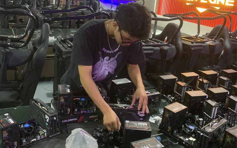 các bước lắp đặt linh kiện và máy móc cho phòng game